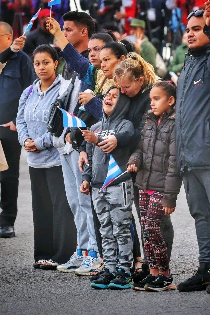 Su dolor profundo muestra la inmensa maldad del imperio. #Cuba 🇨🇺 entera llora. Estamos contigo. "Cuando un pueblo enérgico y viril llora la injusticia tiembla." #HonorYGloria
#CubaHonra