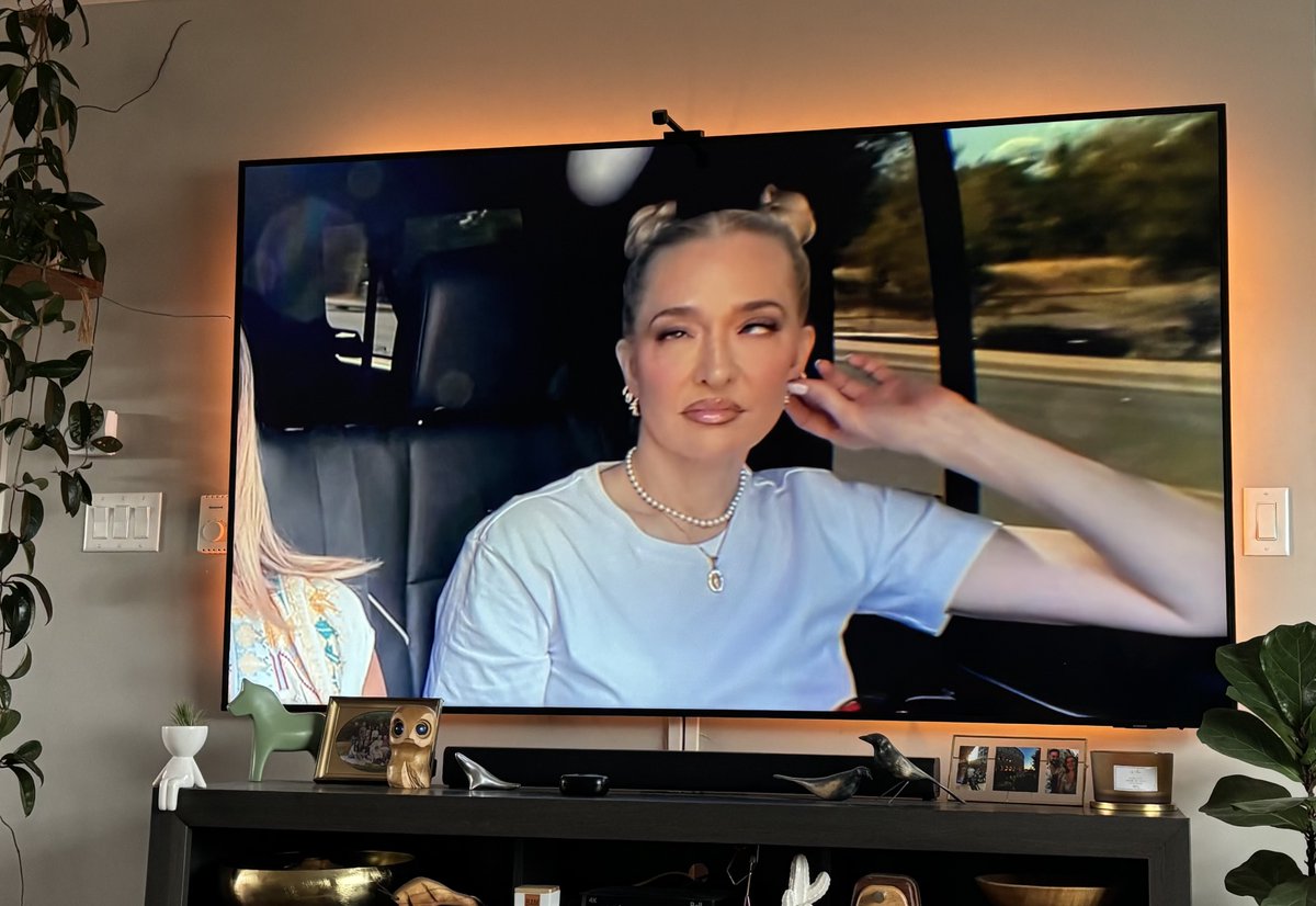 RickZhampagne's tweet image. I don’t know what the final straw will be, but whenever Erika finally pops off at Amanda, it’s going to be a thing of beauty 👀🙏

Amanda's insufferable, it’s just a fact… yet somehow she’s already doing the lord’s work by irritating the entire group lol

#RHOBH 💎