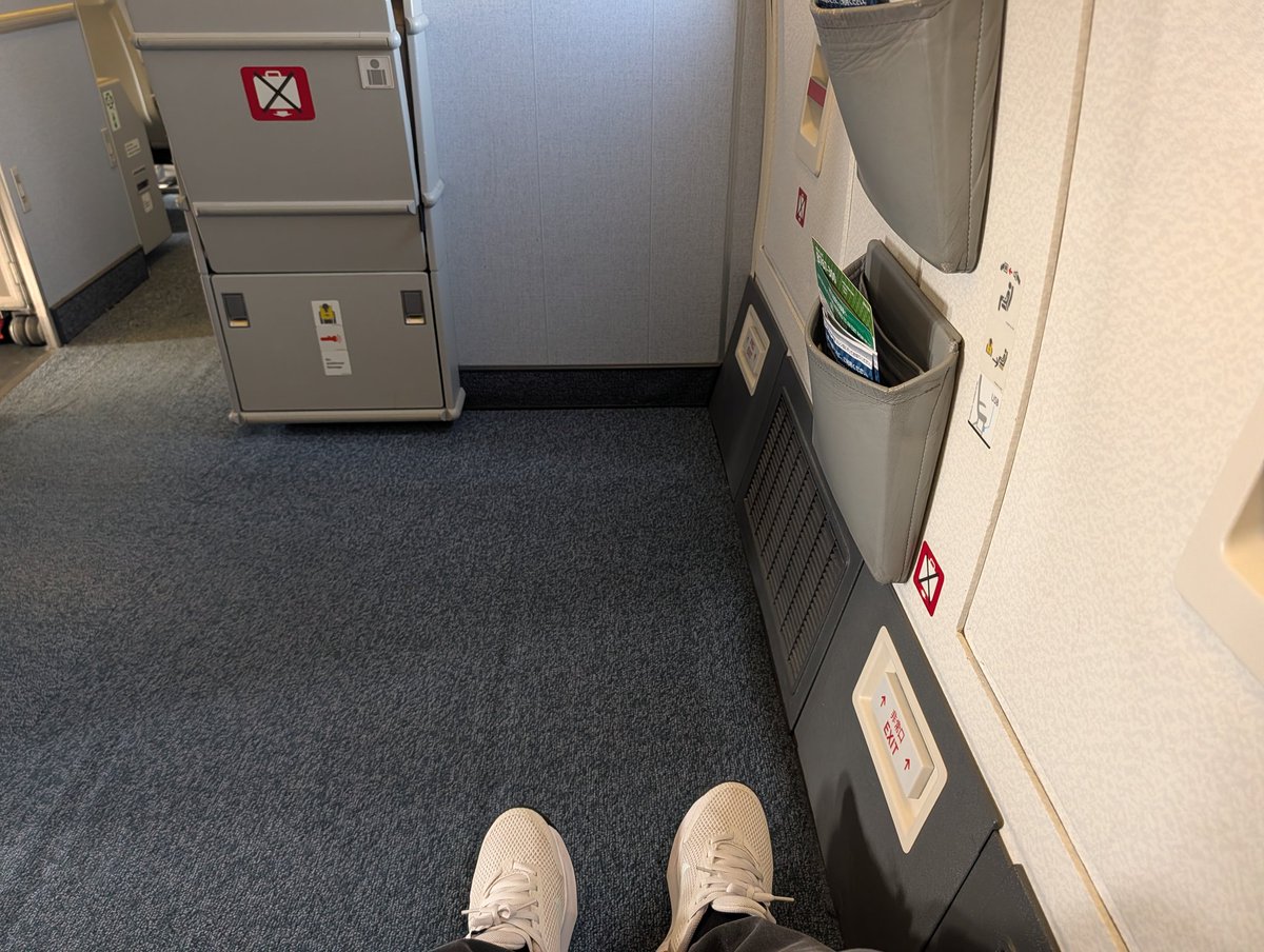 767の非常口席初めてだけどめっちゃ広いな シート的に国内線仕様なので