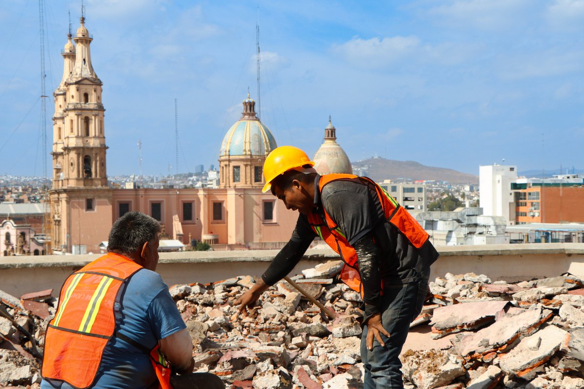 Los trabajos de rehabilitación en el Teatro Doblado, incluyen mejoras hidráulicas y mantenimiento de instalaciones pluviales.

politik.com.mx/autoridades-de…