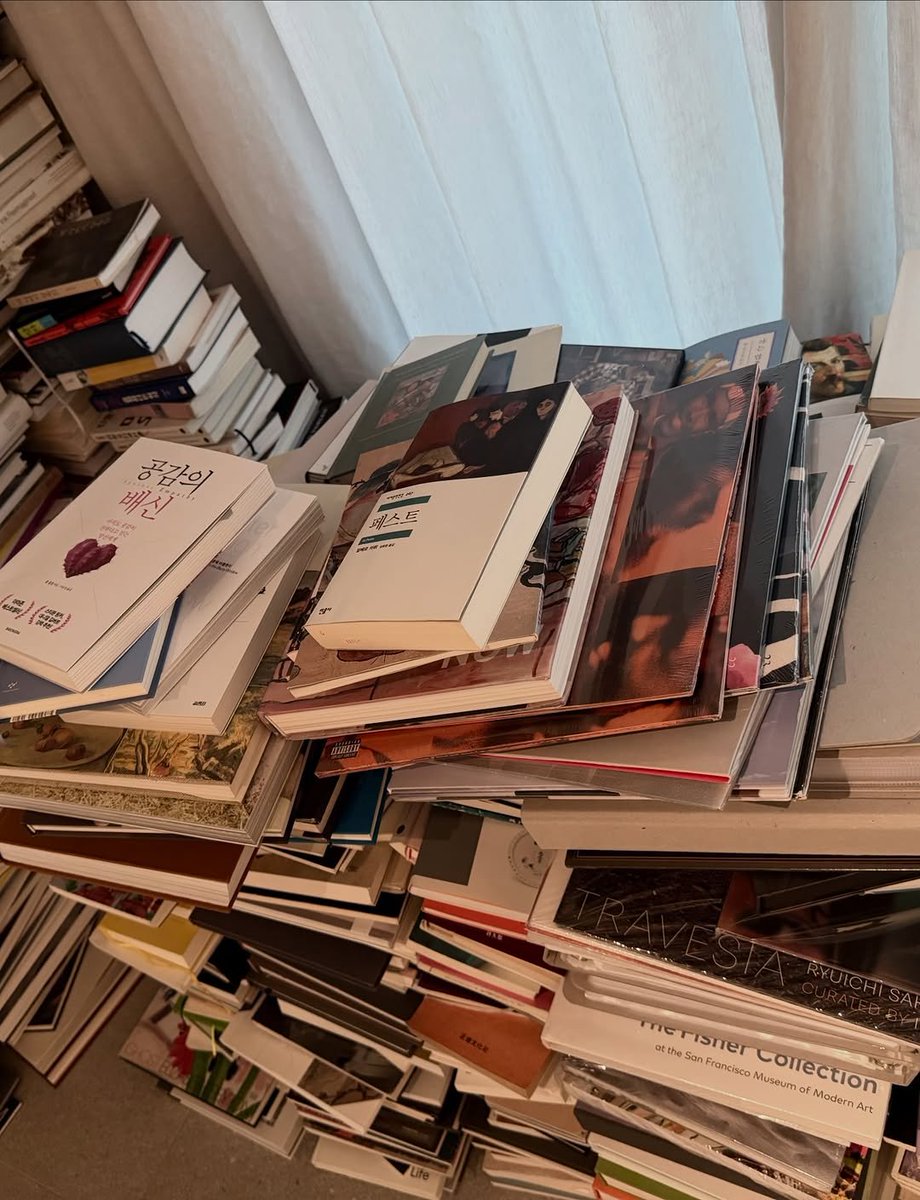 KNJsSource's tweet image. Some of the books that #RM shared in his latest instagram post - Jan 2026

1. Against Empathy - Paul Bloom
2. The Plague - Albert Camus
3. My Korean Cultural Heritage - Yu Hong-jun (아는 만큼 보인다 - 유홍준)
4. Ghost: Elizabeth Peyton - Sabine Eckmann
5. The Fisher Collection at…