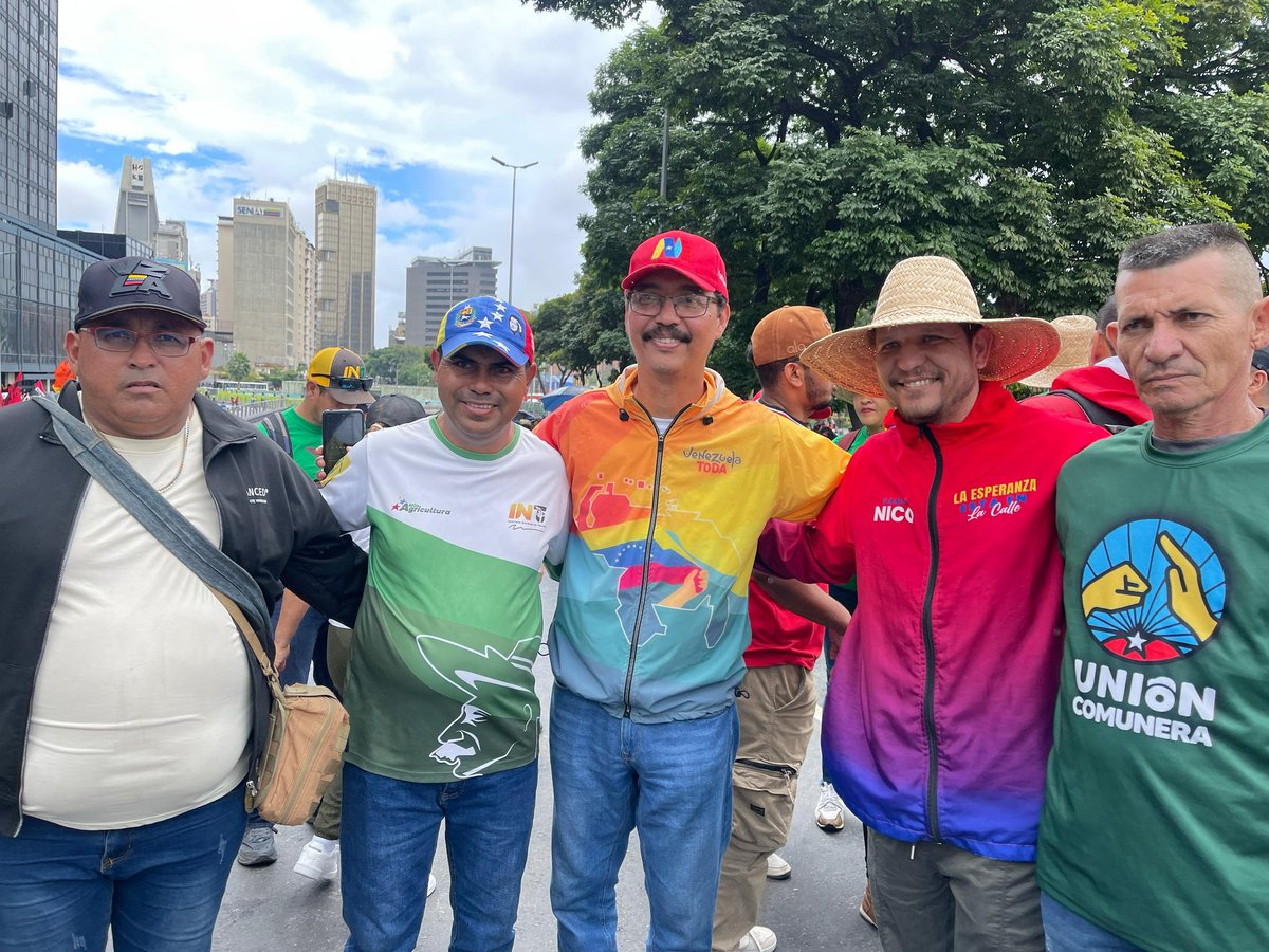 ¡Gran Marcha Campesina!  Trabajadores del campo y el Ministerio de Agricultura Productiva y Tierras exigen la liberación del Presidente Nicolás Maduro y la primera combatiente Cilia Flores.
La soberanía se defiende produciendo. ¡Venceremos!

#LosQueremosDeVuelta #FreeMaduro