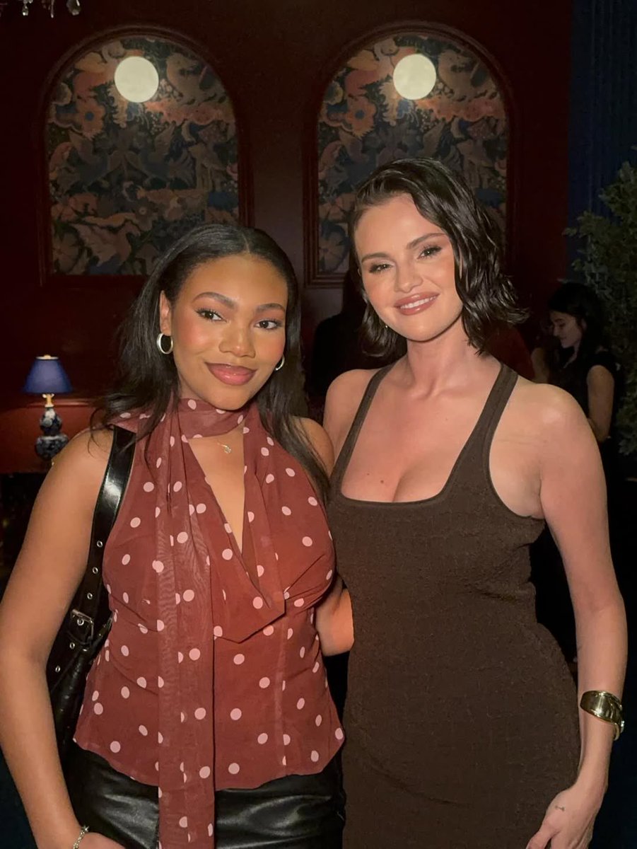 SGomezNewsCOMs's tweet image. 📷 IG | victoriamajors: last night with @rarebeauty and @tezza✨celebrating the new warm wishes powder bronzer 🤎

#rarebeauty #rarebeautybyselenagomez #tezza