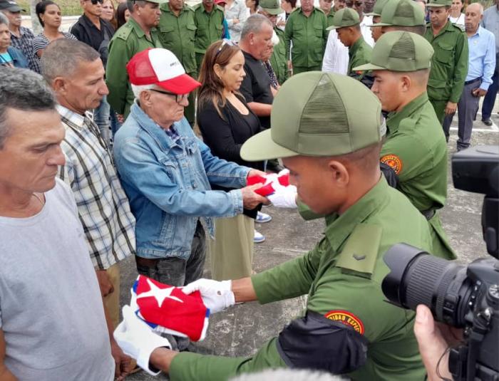 👥🥀Una multitud de rostros con expresión de dolor e ira, siguió cada una de las palabras pronunciadas por el  primer secretario del PCC en Holguín, en el acto de homenaje póstumo a los combatientes caídos durante la agresión de EE.UU. a #Venezuela
🔗acortar.link/oqQRid