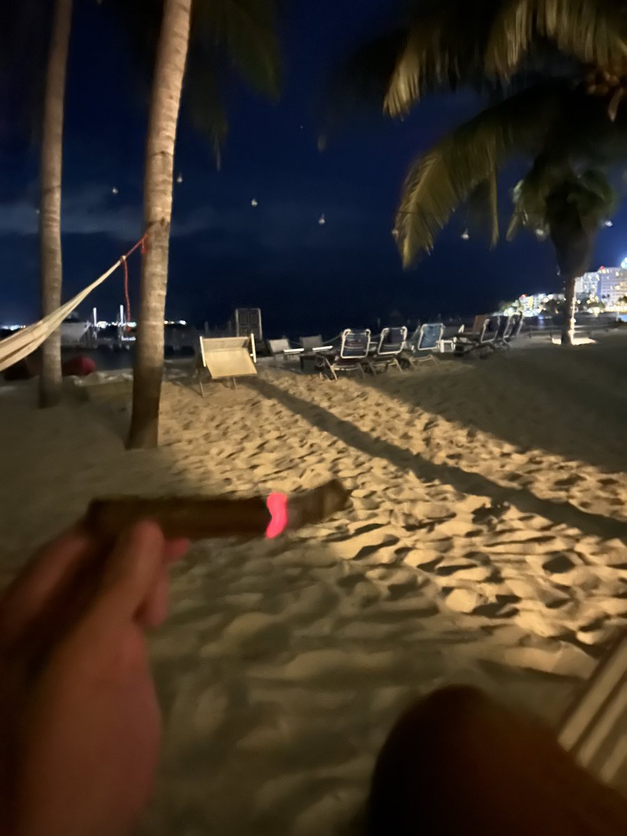 ManuStark's tweet photo. #CIGARS #lacaoba #quemabien https://t.co/2iM1NHy5nY