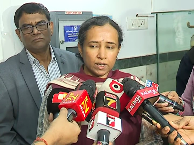 otvkhabar's tweet image. #କ୍ୟାପିଟାଲ_ହସ୍ପିଟାଲରେ_ସ୍ବାସ୍ଥ୍ୟ_ସଚିବ
-ଭୁବନେଶ୍ୱର କ୍ୟାପିଟାଲ ହସ୍ପିଟାଲରେ ଡାକ୍ତରଙ୍କୁ ଆକ୍ରମଣ ଘଟଣା
-ହସ୍ପିଟାଲରେ ପହଞ୍ଚିଲେ ସ୍ବାସ୍ଥ୍ୟ ସଚିବ ଅଶ୍ବଥୀ ଏସ୍‌
-ପ୍ରତିବାଦରେ କଳା ବ୍ୟାଜ ପିନ୍ଧି ଓପିଡିରେ ଡାକ୍ତରଙ୍କ ରୋଗୀ ସେବା
-ଡାକ୍ତରମାନଙ୍କ ସହିତ ଆଲୋଚନା କରି ପାରନ୍ତି ସଚିବ
#DoctorAssault #CapitalHospital