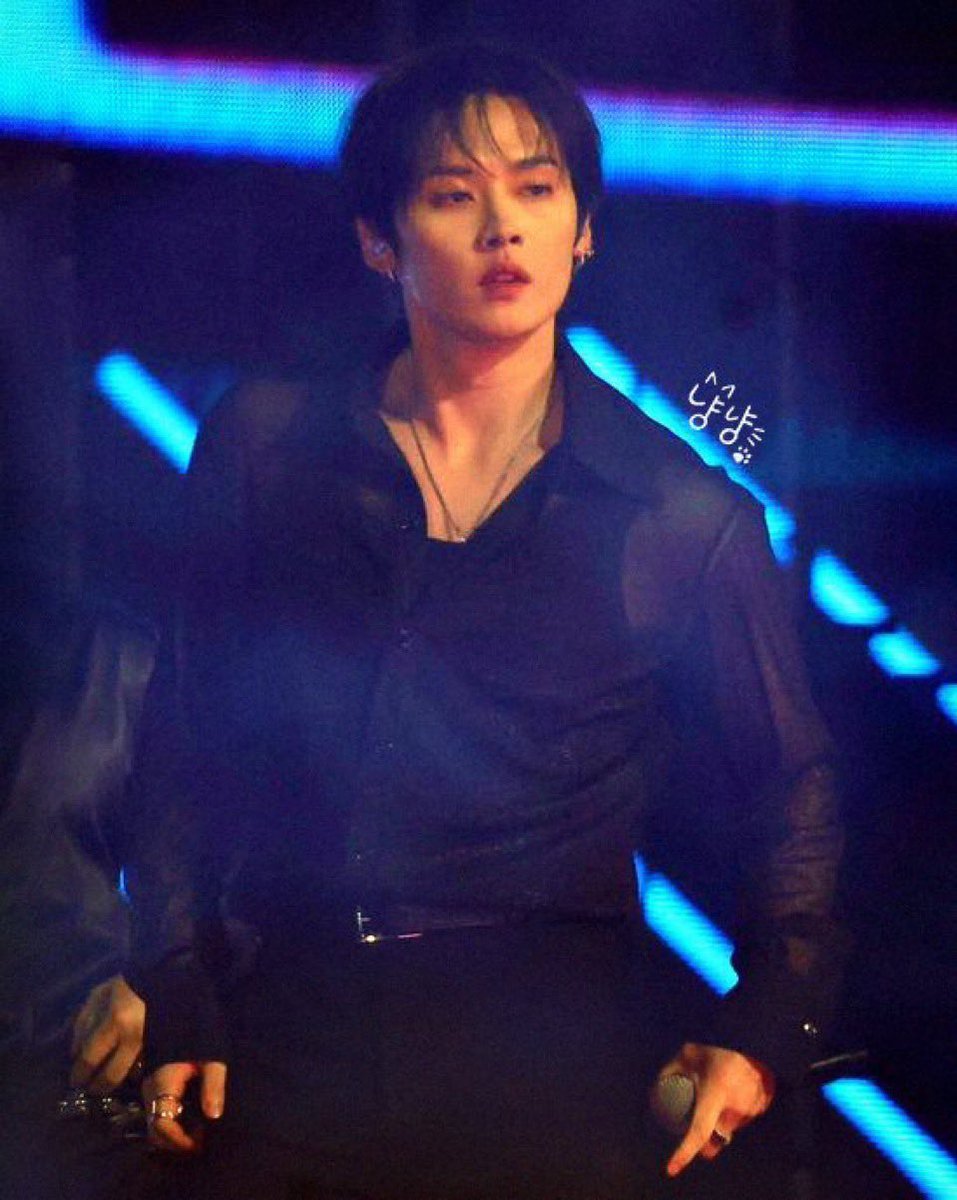 meemossz's tweet photo. hey everybody…imagine him taking off that sheer top and his belt and spanking jsngs ass red and raw with said belt….ok good talk https://t.co/mKE2vMndnD
