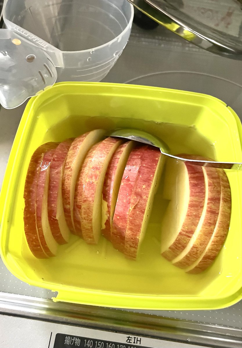 りんごにはちみつ水漬けたら変色しないってテレビで見たからそれやってる