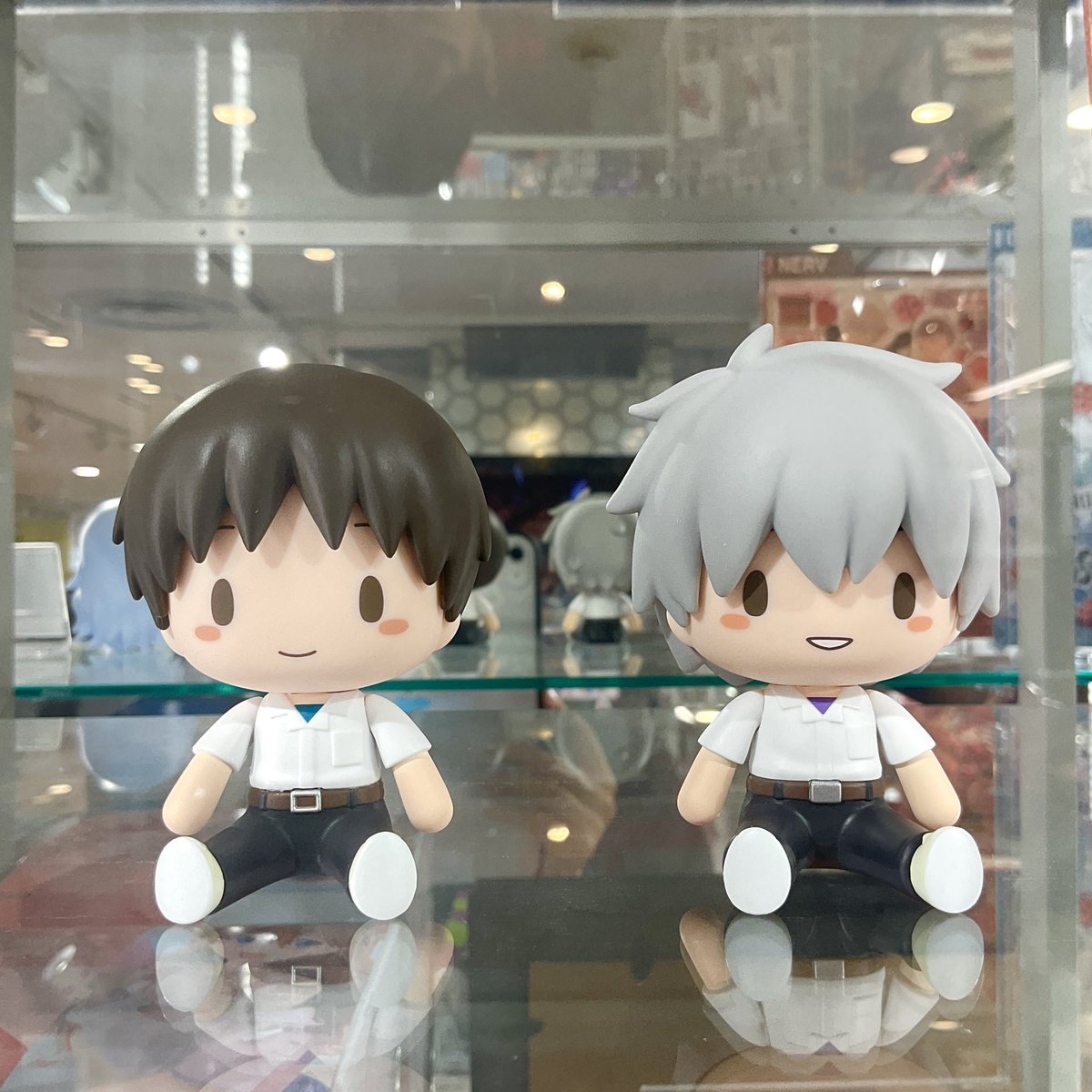 eva_store's tweet photo. 【TOKYO-01(池袋)】《新商品》
セガ フェイブより「ふわぷち デフォルメフィギュア (シンジ/カヲル)」が入荷しました！

おなじみの三月八日氏のデザインをフィギュア立体化！
1体で二つの表情を楽しめるギミックがポイントです♪
手のひらサイズで持ち運びにも最適なので、色んな場所に連れて行けます🌟

店頭ではサンプルも展示中✨
お立ち寄りの際はぜひご覧下さい👀