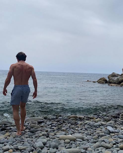 BattinsonMarvel's tweet image. "i just want Eloise to find someone fit"

A fit plant daddy is on his way!