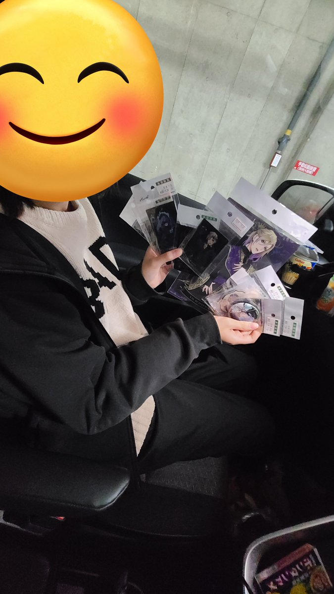 推しグッズ探しに行くぜ！と10時に娘引っ張り出して帰ったの17時

「お年玉は貯金してるけど使っていい分で足りなければ出すから全部買っちゃえ😁」と悪魔の囁きをする父ちゃんと｢えぇ💦こんなに買ってママに怒られないかな😂｣と困惑する長女

メルカリとかで相場調べてもこっちの方が安かったんで♪