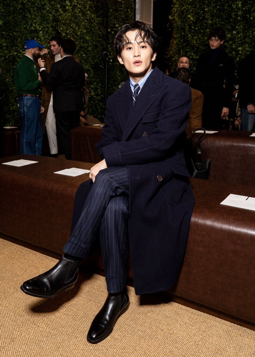 mintmag_th's tweet image. มิลานลุกเป็นไฟ! #MARK ปรากฎตัวในลุคหล่อเนี้ยบ หรูหราร่วมนั่งฟร้อนท์โรว์มิลานแฟชั่นวีคเป็นครั้งแรกที่โชว์ Polo Ralph Lauren Fall/Winter 2026 collection ที่กลับมาจัดโชว์ที่มิลานอีกครั้งหลังจากหายไปราว ๆ 20 ปี โดยหนุ่มมาร์คเข้าร่วมชมในฐานะแบรนด์แอมบาสเดอร์คนสำคัญ…