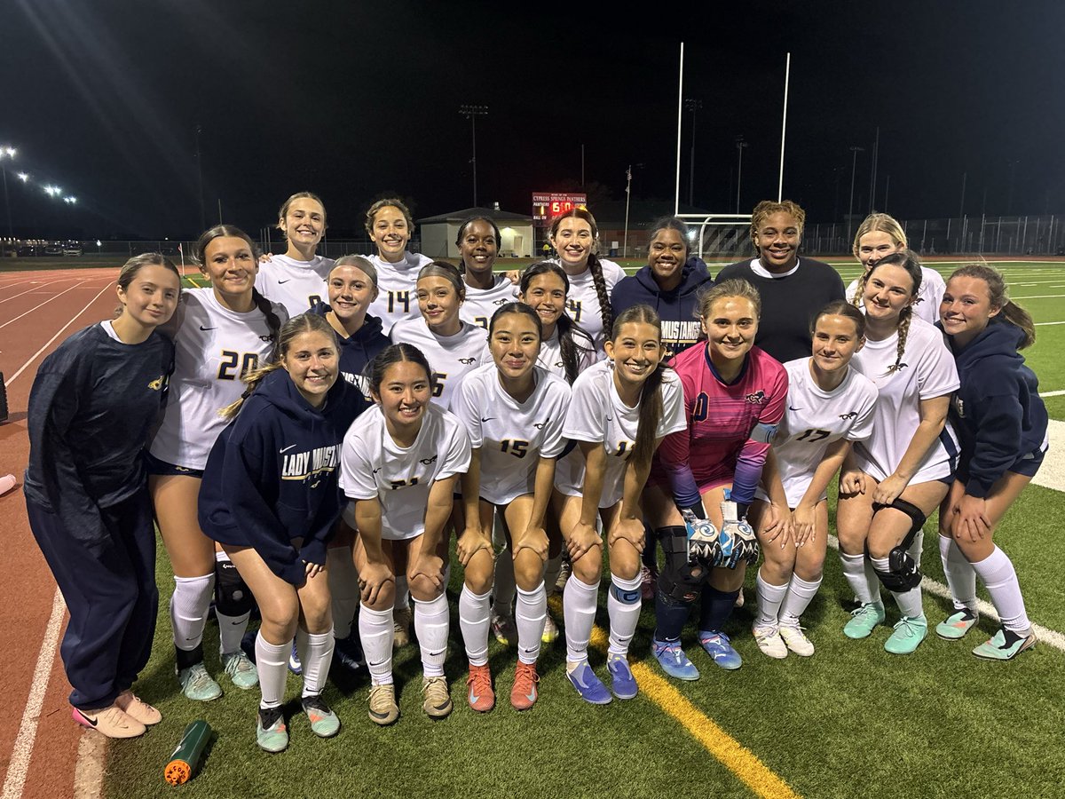 Your Lady Mustangs with the win tonight!!!!  #MWT

Varsity:
⚽️⚽️⚽️🎩<a href="/EdieDispensa/">Edie Dispensa</a> 
⚽️🅰️ <a href="/Soccer7Sophia/">Sophia Sandoval</a> 
⚽️🅰️  Jordyn Schulte
⚽️ Grace Robinson 
🅰️🅰️<a href="/RileighGraceT9/">Rileigh Grace</a> 

JV:
⚽️🅰️ Leah Anderson
⚽️ Briley Cobb
⚽️ Camryn McCelvey
🅰️ MC Istre
🅰️Angelina Martinez 

#MakeItHappen