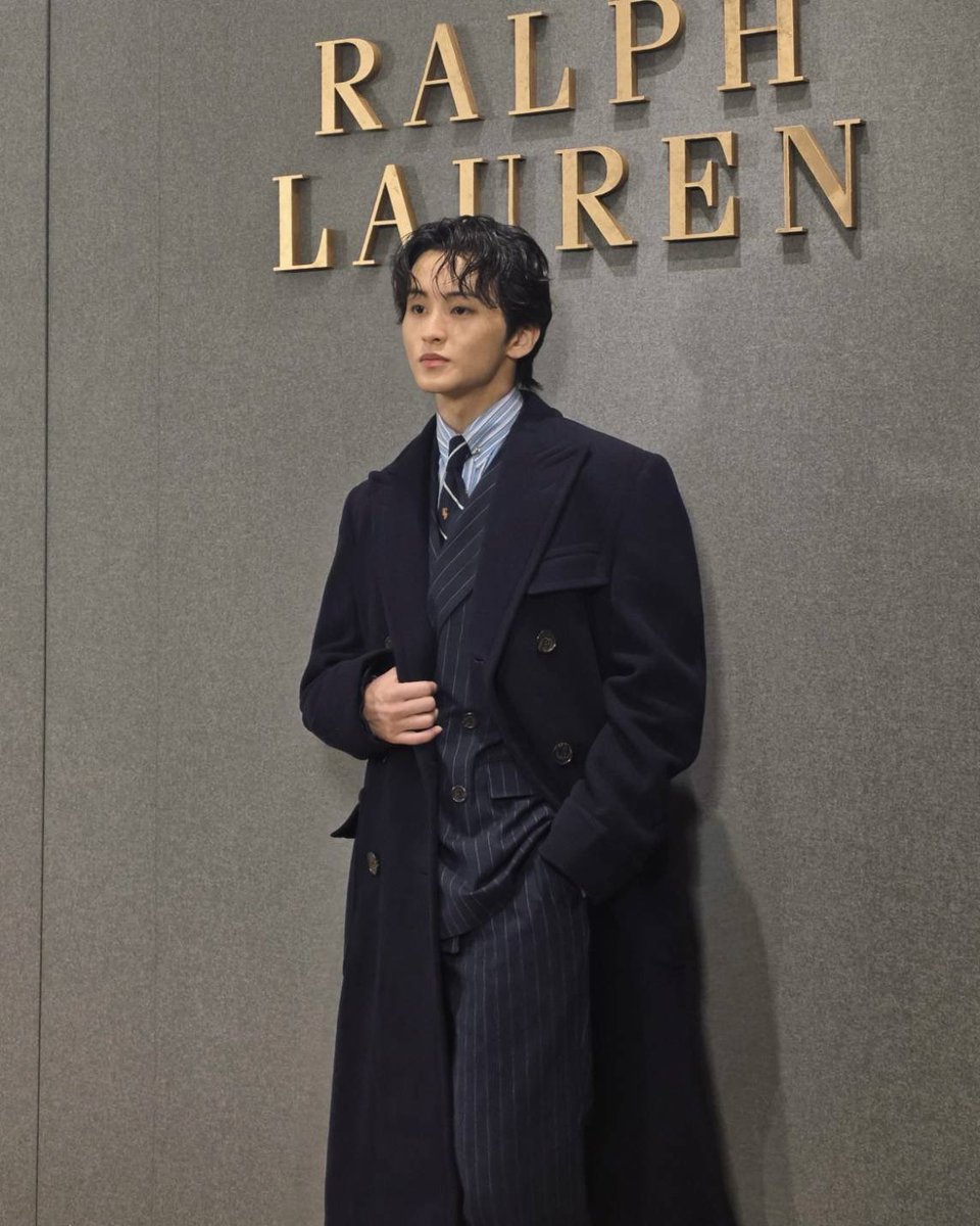 TatlerThailand's tweet image. พบกับโมเมนต์ของ Mark Lee ที่งาน Ralph Lauren Purple Label &amp;amp; Polo Ralph Lauren Fall 2026 กับเซลฟี่ที่ร่วมเฟรมกับ David Lauren และลุคของวัน ถ่ายทอดเสน่ห์ที่ผสานความร่วมสมัยและความสง่างามเหนือกาลเวลาได้อย่างลงตัว #RalphLaurenFall26 #MARK 

Photo Courtesy of Mark Lee, NCT