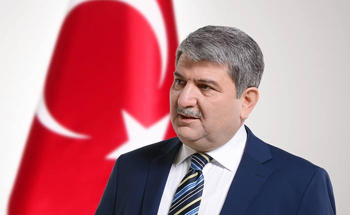 RudawTurkce's tweet photo. Gelecek Partisi Bursa Milletvekili Kani Torun:

❝Halep’te meydana gelen olaylar üzerinden Kürt kamuoyunun gösterdiği tepkiler bazıları için şaşırtıcı ama sürpriz değil.

Türkiye Kürtleri Rojava‘daki akrabalarına yönelik herhangi bir hareketi kendilerine yönelmiş gibi görüyor. Rojava‘ya bir onur meselesi olarak bakıyorlar. Bunun herhangi bir ideolojik çizgi ile alakası yok. 

Örgüt karşıtı Kürtler de bu konuda aynı düşünüyor.  Rojava‘ya yönelik askeri operasyonu sıkça gündeme getiren iktidar kanadı ve medyadaki destekçileri bence bunun farkında değiller. Eğer Rojava’ya bir askeri müdahale olursa bu Türkiye Kürtlerinde tamir edilemez bir kırılmaya yol açabilir. 

Bu yüzden Suriye’de Kürtlerin anayasal bir statü elde edecekleri barışcı bir çözüm herkesin yararınadır❞