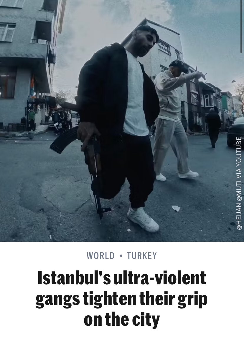Le Monde, İstanbul’da hızla yayılan genç çeteleri mercek altına almış.

Yoksulluk, göç ve uyuşturucu trafiğinin beslediği bu yapıların mahalleleri kontrol altına aldığı, şiddetin sıradanlaştığı vurgulanıyor.

İstanbul’un Latin Amerika’ya benzetilmesi yalnızca bir benzetme değil;