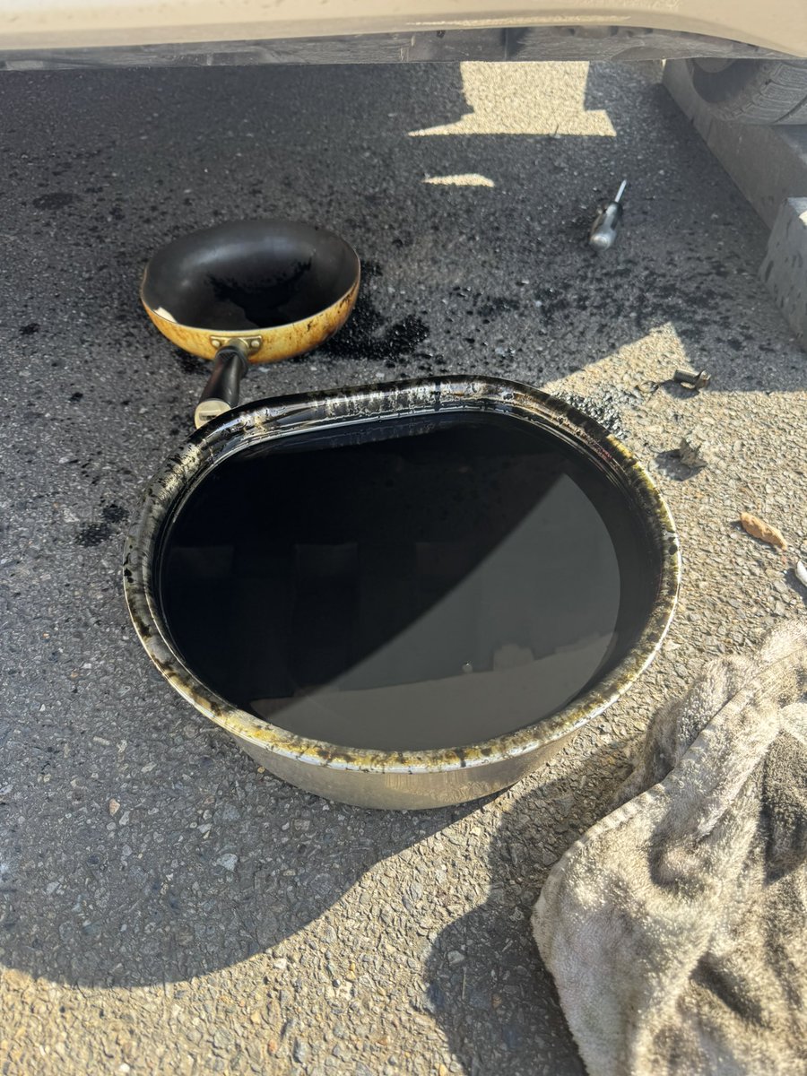 オイル交換 真っ黒なエンジンオイルになってましたね。😳