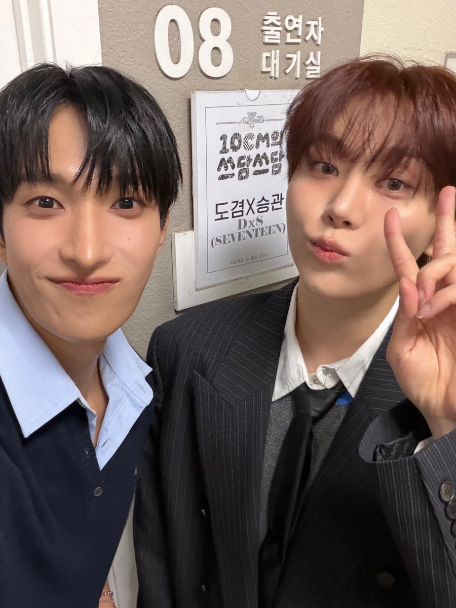 snowkhoshi's tweet image. carats if you’re not voting or streaming much, please at least do this, it’ll take like 5 mins max 🙏

just scroll through my account and
• vote for dxs/seventeen on all polls
• repost to your followers so more carats can vote

there aren’t a lot of annoying posts in between,…