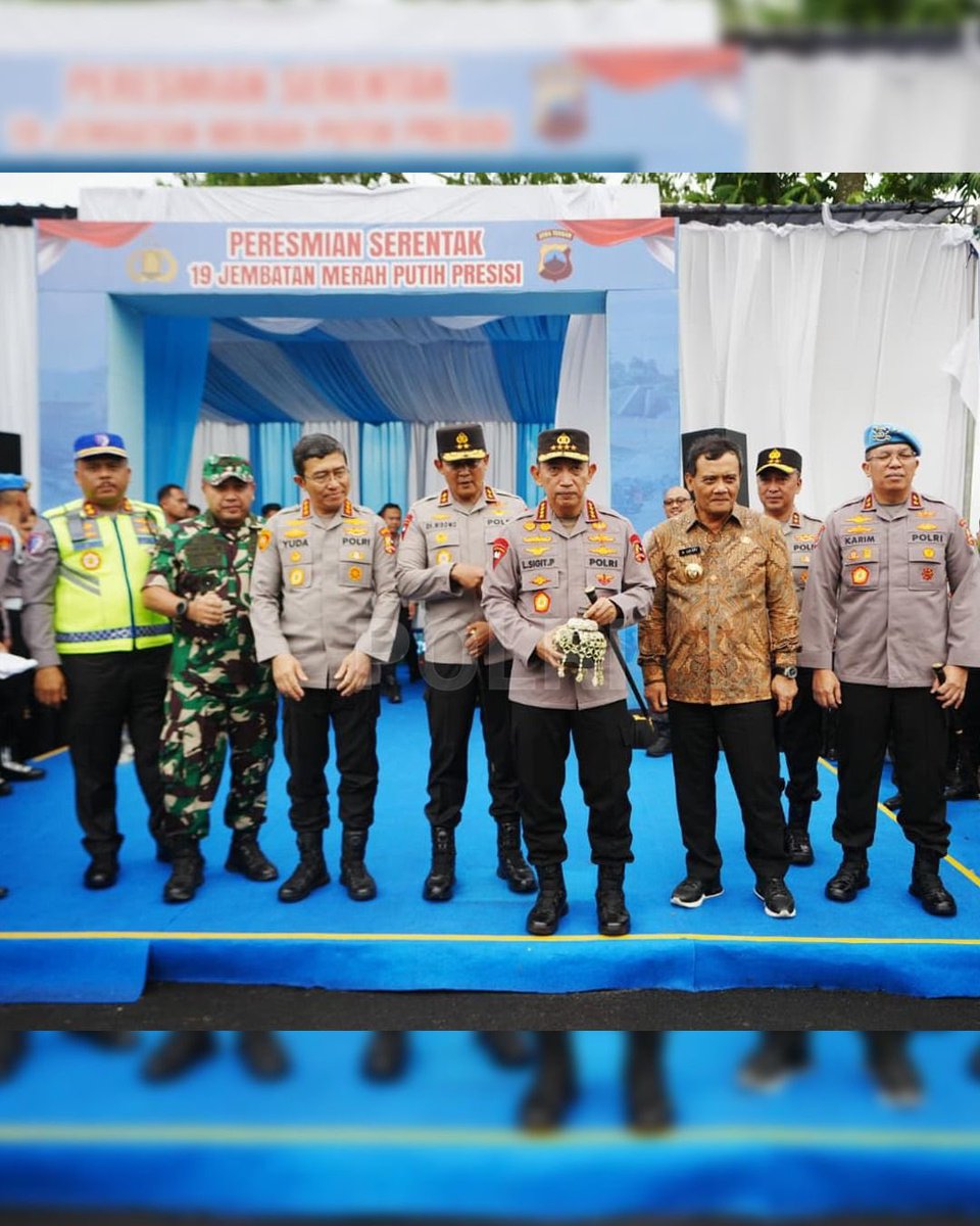 LautHumas's tweet image. Kapolri Jenderal Polisi Drs. Listyo Sigit Prabowo, M.Si., meresmikan 19 Jembatan Merah Putih Presisi di Klaten, Jawa Tengah, pada Rabu (14/1).
