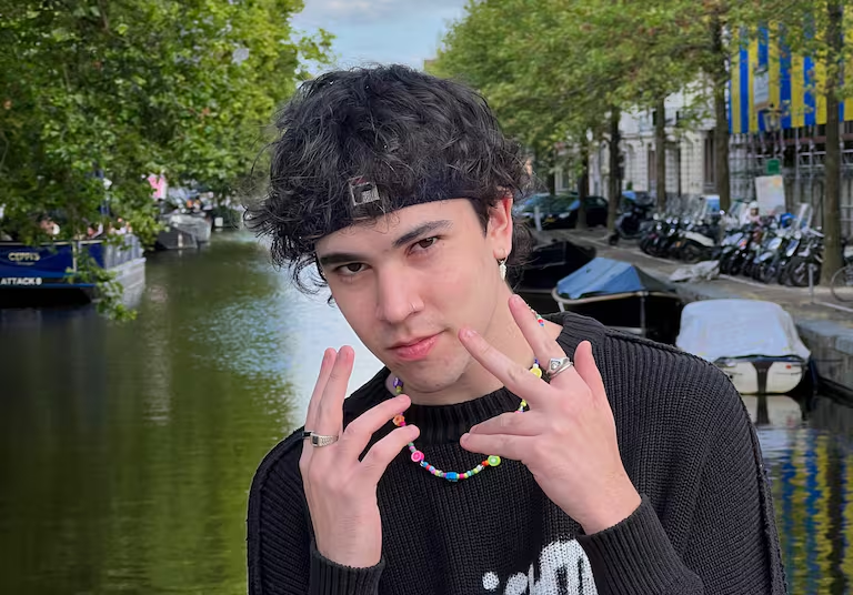 TTendenciaX's tweet image. "Spreen":
Porque kpopers empezaron a amenazarlo por redes sociales con fotos amenazantes tras sus dichos sobre ir al concierto de BTS.