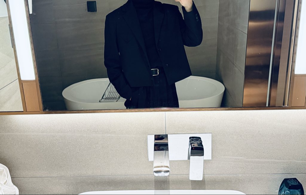 K9CDM's tweet photo. 西装被撕开了 被锁住了 #4i小狗 #第四爱 #女攻男m #男m狗奴 #贱狗 https://t.co/uKiGQf1R2g