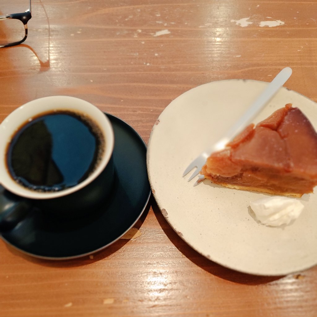 hei_09's tweet image. カフェ巡りとして暴食を尽くすつもりが2店目のタルトタタンが美味すぎて上書きしたくない