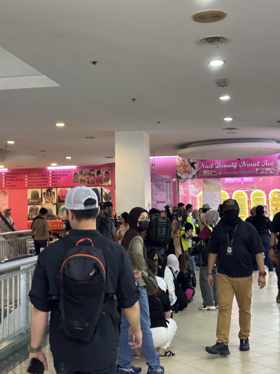Operasi imigresen besar besaran di Galaxy Ampang.