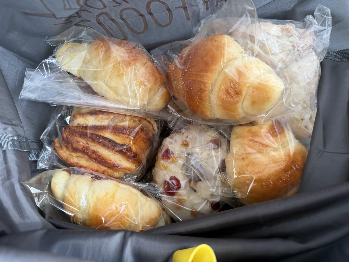 UsePon's tweet image. 京橋来たら➡️成城石井ベーカリー➡️トリュフ香る塩バターロールパン➡️買う🥖🥐🍞って毎回同じ行動してる😊明日の朝ごはんが楽しみだ🤗
#成城石井ベーカリー