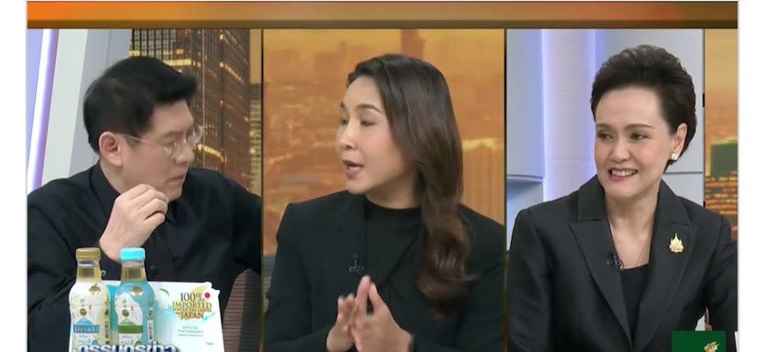 Pinitvit's tweet image. ยิ้มเลย 555 คนละชั้น