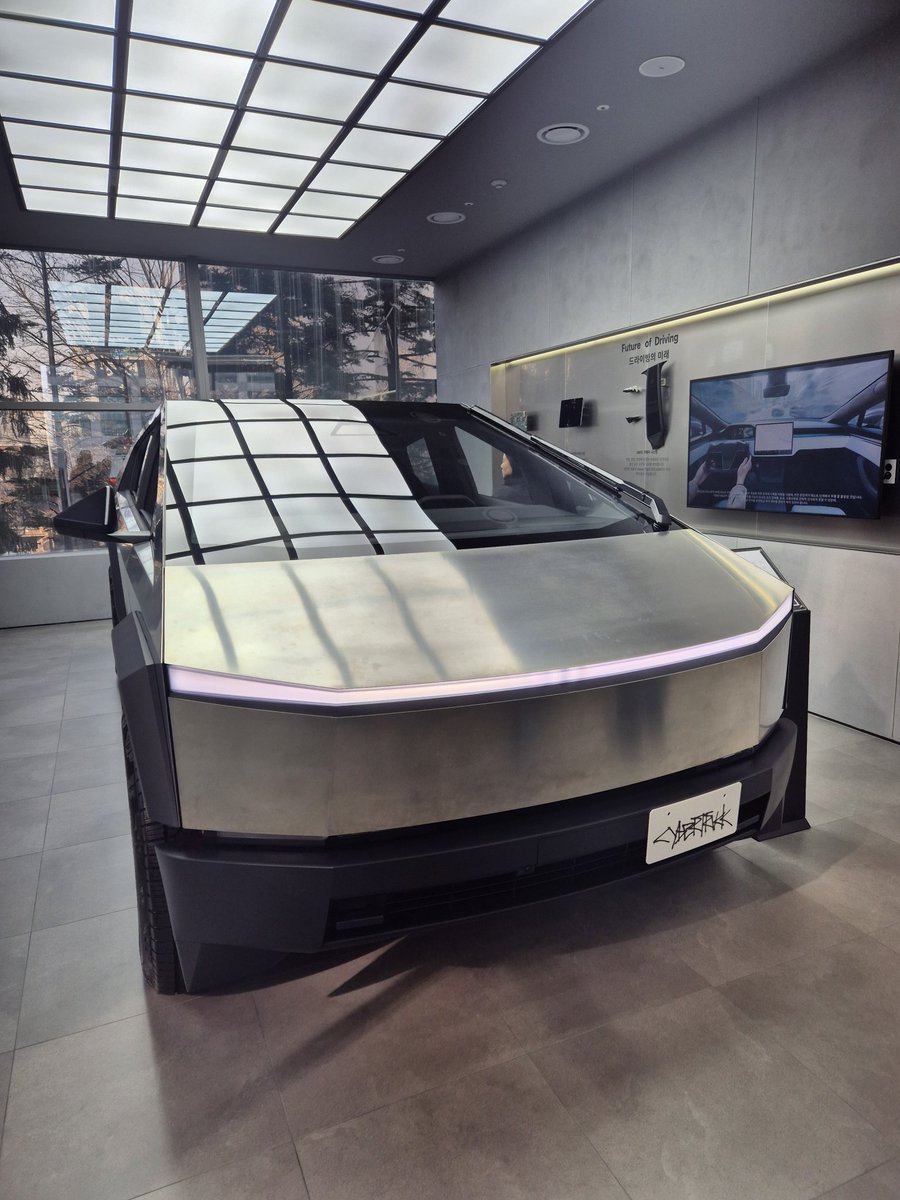 오늘 테슬라 강남매장 방문 기념 한컷😊