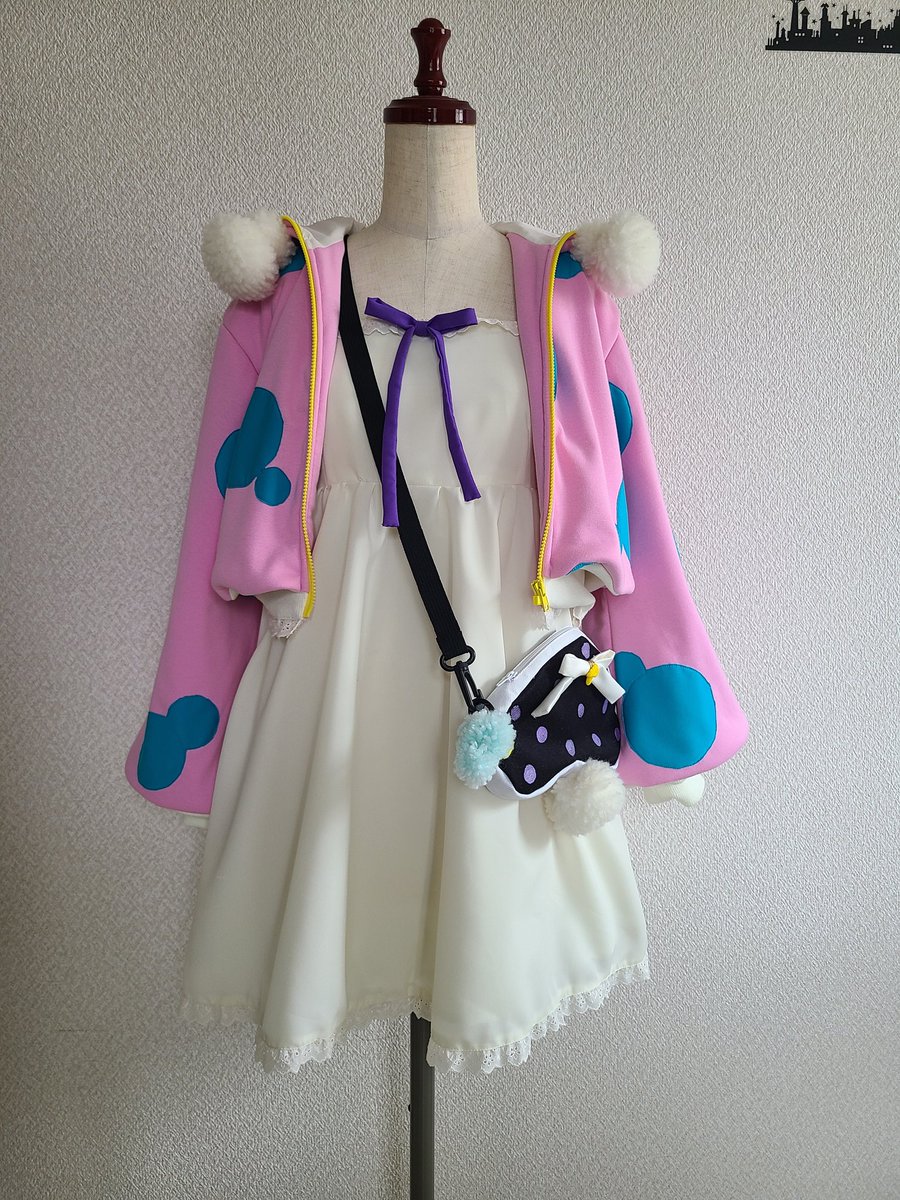去年の夏の初めにお作りさせて頂いたお衣装💁‍♂️
理想の色で理想の生地が見つからない上に染めも難しいばあいは裏張りする生地で調整したりします。
こちらの場合はパーカーの生地はスムーズにジャージ生地を裏張りしてます。
キノコちゃんモチーフなので、袖口にボーンも入れてシルエットを工夫🍄