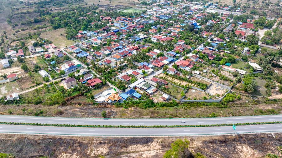 XHNews's tweet photo. China's Belt and Road Initiative #BRI, Regional Comprehensive Economic Partnership #RCEP and Cambodia-China Free Trade Agreement #CCFTA have provided tremendous opportunities for socio-economic development and poverty alleviation in Cambodia, expert says https://t.co/NqLNegbZuW https://t.co/99BeacpCWD
