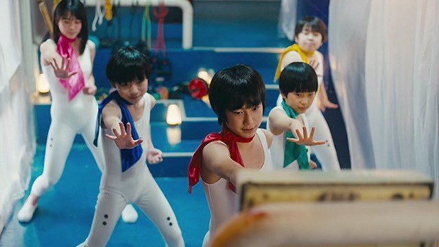 YUI3MOV's tweet image. 58歳、アルバイト、年収120万円──オジサンは地球を守るヒーローになれなかった。

かつて“選ばれた存在”として、怪人たちと戦った歴代最強のヒーロー「稲妻戦隊サンダーファイブ」。
しかし、彼らは早々に解散する事となる…。

変えられない過去と、贖罪を巡る物語。

エグい。とにかくエグい。…