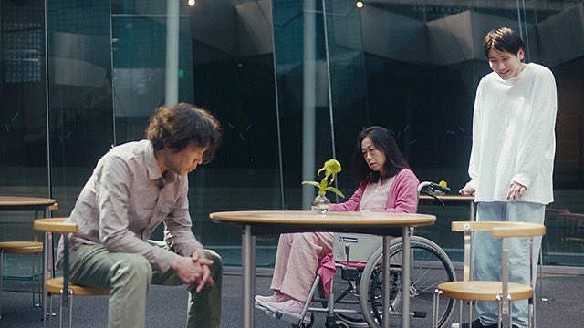 YUI3MOV's tweet image. 58歳、アルバイト、年収120万円──オジサンは地球を守るヒーローになれなかった。

かつて“選ばれた存在”として、怪人たちと戦った歴代最強のヒーロー「稲妻戦隊サンダーファイブ」。
しかし、彼らは早々に解散する事となる…。

変えられない過去と、贖罪を巡る物語。

エグい。とにかくエグい。…