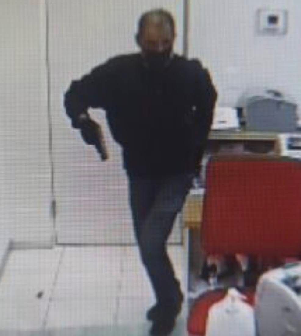 Asaltante de Santander.

Este sujeto es quien asaltó la Sucursal 20 de Noviembre esta tarde en #Durango. 

El hombre ingresó al área de cajas y se llevó 3 millones de pesos.