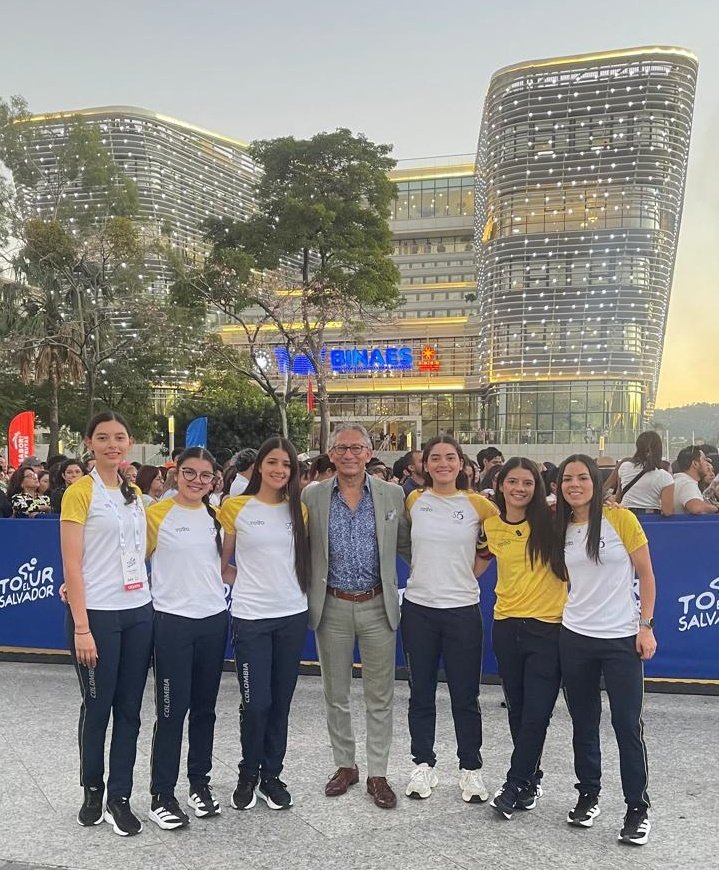 EmbColES's tweet image. El Embajador @Ca_rodboca acompañó al equipo femenino que representa a Colombia 🇨🇴 en la competencia de ciclismo #TourElSalvador2026, que reune a atletas internacionales que recorrerán distintos puntos del país entre el 17 y el 31 de enero. ¡Deseamos éxito a nuestras deportistas!
