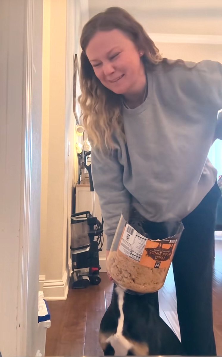 itsKARY_'s tweet image. This lady’s dog got his head stuck in a pork rinds container and she is losing it, LMFAOOOOOOOO