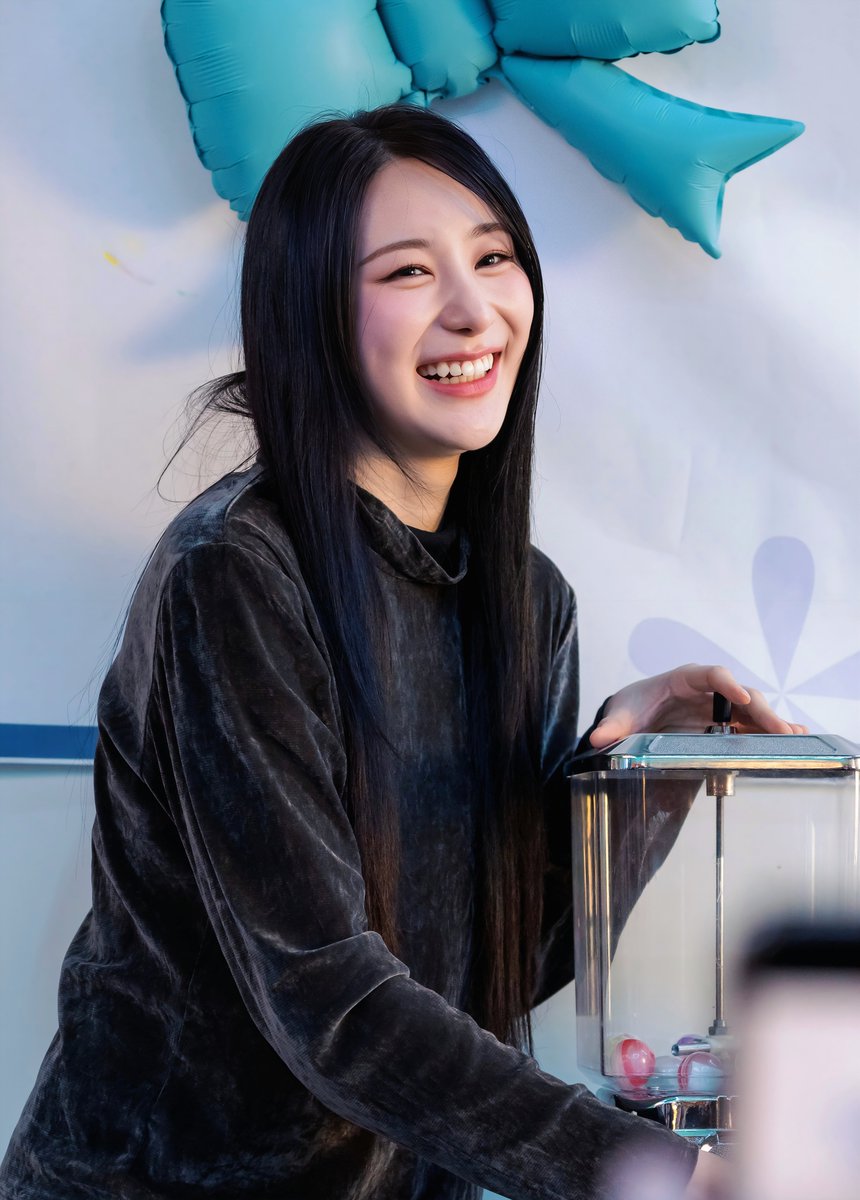 20260111 이채연 이벤트 생일카페
카페 씨잌

싸인 폴라로이드 추첨하기
발표 쫄깃 하게 해달라니까 진짜 쫄깃하게 발표 해줌
당첨 안될거 알면서도 괜히 두근두근 했음

#이채연 #LEECHAEYEON