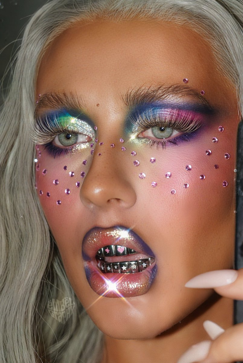 embelgraphy's tweet image. Christina Aguilera debuts a new look! 👀