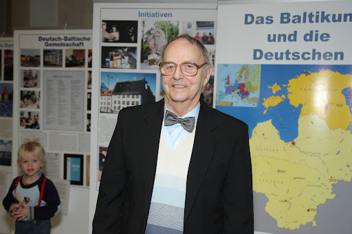 Svētdien, 11. janvārī, mūžībā devies zinātnieks,
Jānis Danoss. dzimis 1924.18. jūlijā.
Viņa mamma operas kora dziedātāja, slavena modes dizainere Olga Danoss, tēvs ungāru baritons Arpads Danoss.                                                               facebook.com/photo/?fbid=14…