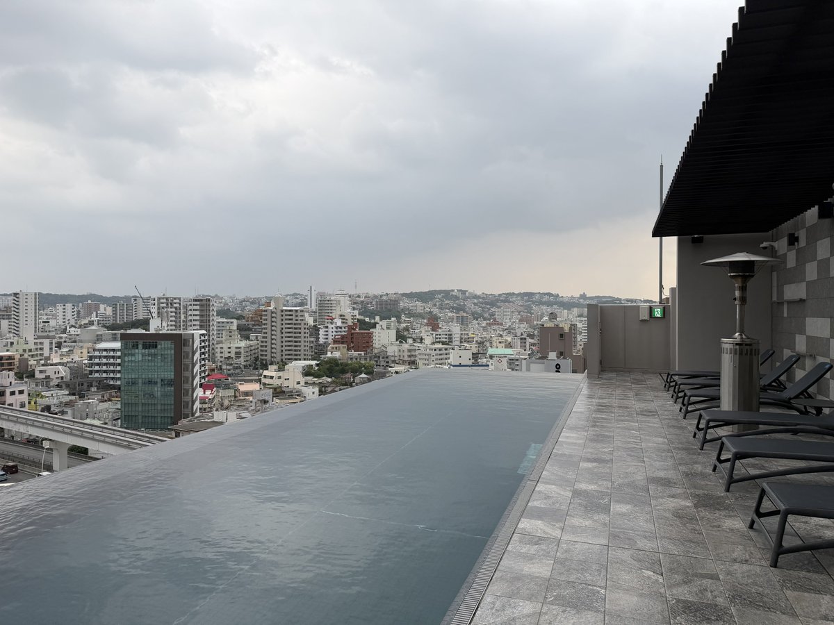 osakajp8's tweet image. 撮影した時は曇り空だったので、ChatGPTで青空に☀️
やっぱり青空がいいね🌺😄🎌
 #InfinityPool #hewittresort