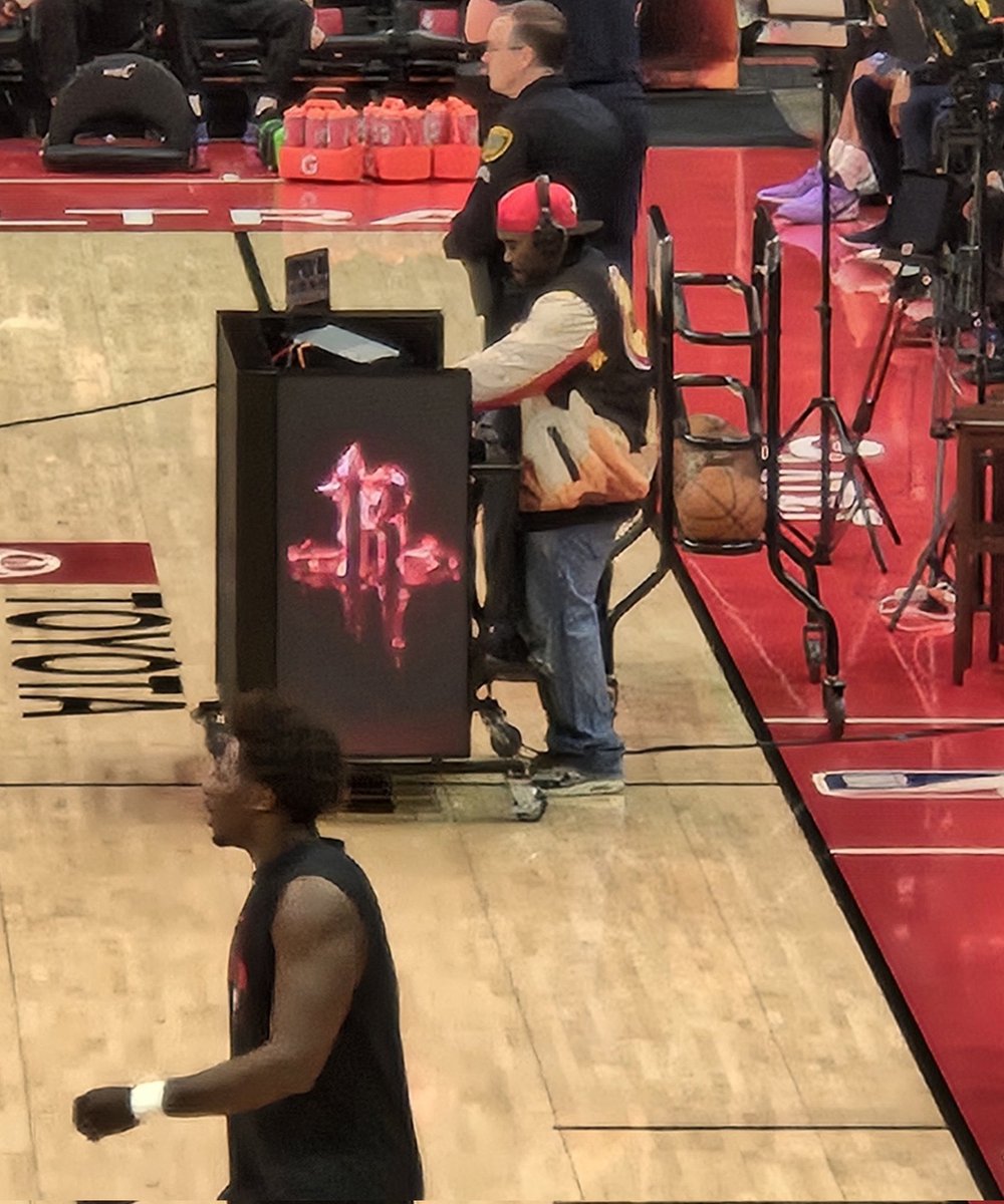 rowdyanne's tweet photo. Came early to @HoustonRockets game for @DjPalmoHTX 
Let's get it! 
#redrowdies 
#rocketsentertainment https://t.co/bflG1T5WtH