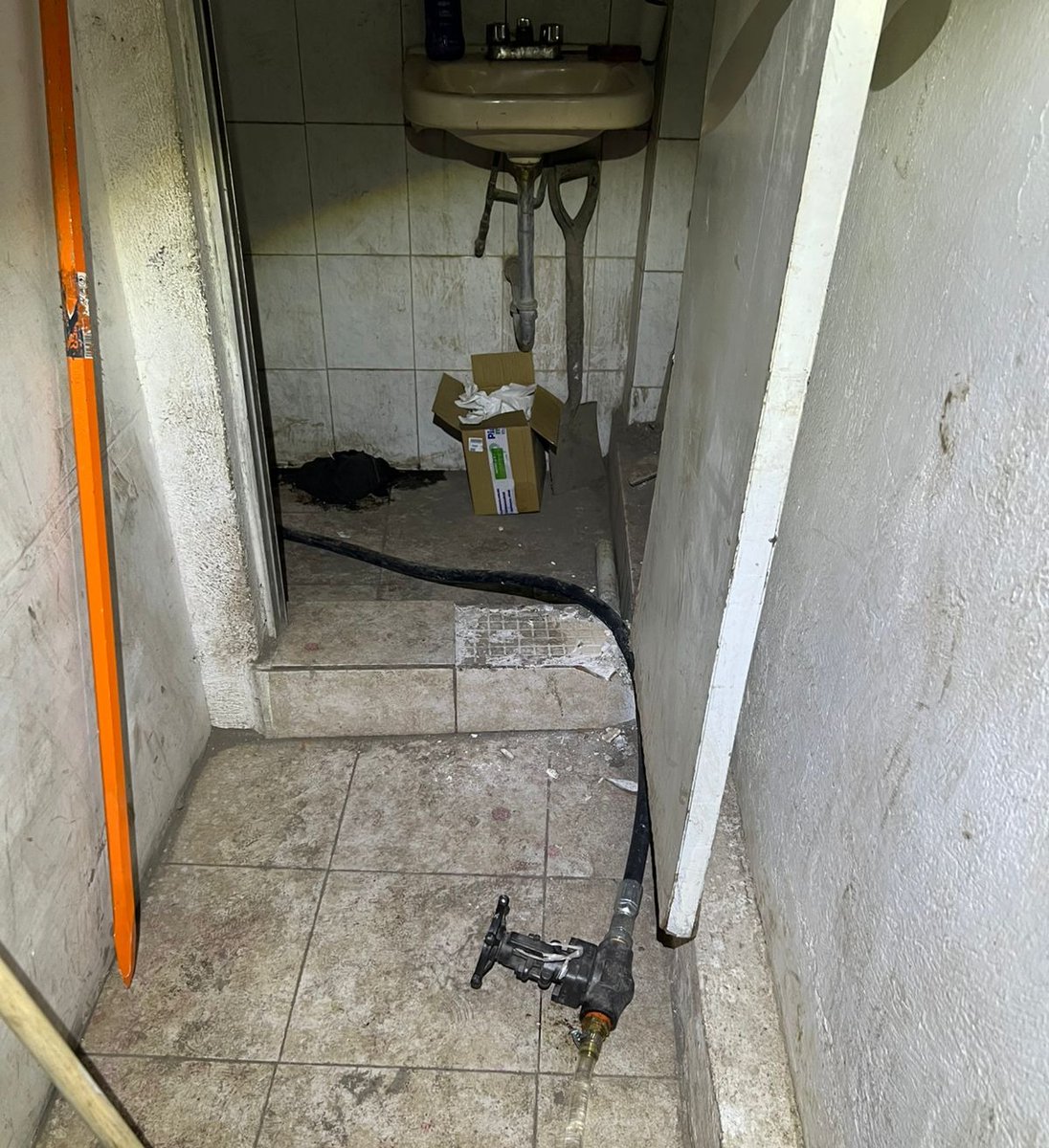 #Pemex informa que controló una fuga derivada de una toma clandestina del turbosinoducto Azcapotzalco–ASA, localizado en un local comercial, en la avenida Tezozómoc, colonia San Antonio, alcaldía <a href="/AzcapotzalcoMx/">Alcaldía Azcapotzalco</a>.

Cabe señalar que este hallazgo fue identificado luego de un
