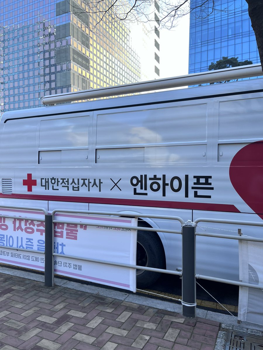 나오다가 보여서
개웃기게 ㅣㄴㄴ하면서 찍음