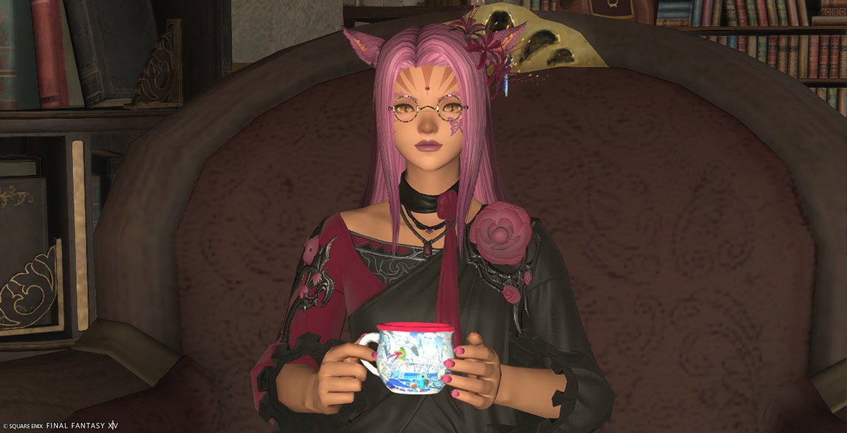 SrinityFF's tweet image. My FC leader on Hali has been too busy to play so I've been taking care of things. While the master's away, S'harra will play😼...and enjoy a warm drink. ☕🐱
#miqote #FFXIV