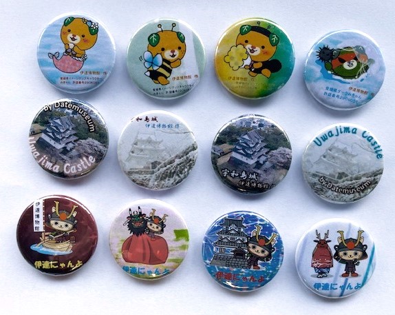 寒い日が続いてますね💦
でも宇和島に来たからには「宇和島城」と［伊達博物館」に行かなきゃもったいない！
しかも、宇和島城天守から伊達博物館に来館してくれたお客様にはオリジナル缶バッジをプレゼント！
写真以外のデザインもあるよ。
ぜひぜひ、ダテハクへ行こう！！
#缶バッジ #みきゃん #伊達