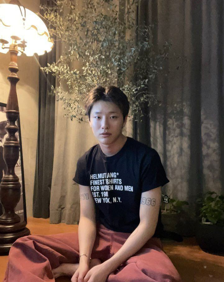 avoidrant's tweet image. Woke up to the rain and nothing to do but sleep again.