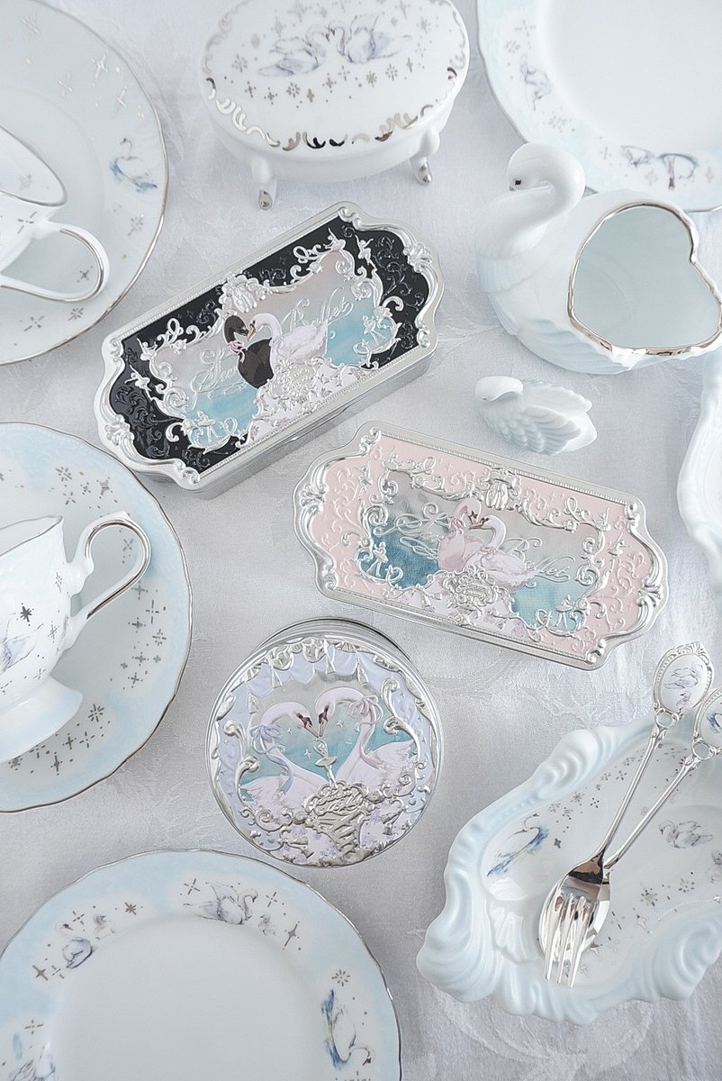 yokohama_momody's tweet image. ゴンチャロフ × フラワーノーズのコラボチョコレート缶が可愛すぎて泣きそうです…。生み出してくれた全ての人達に心から感謝です🦢˖ ࣪⊹