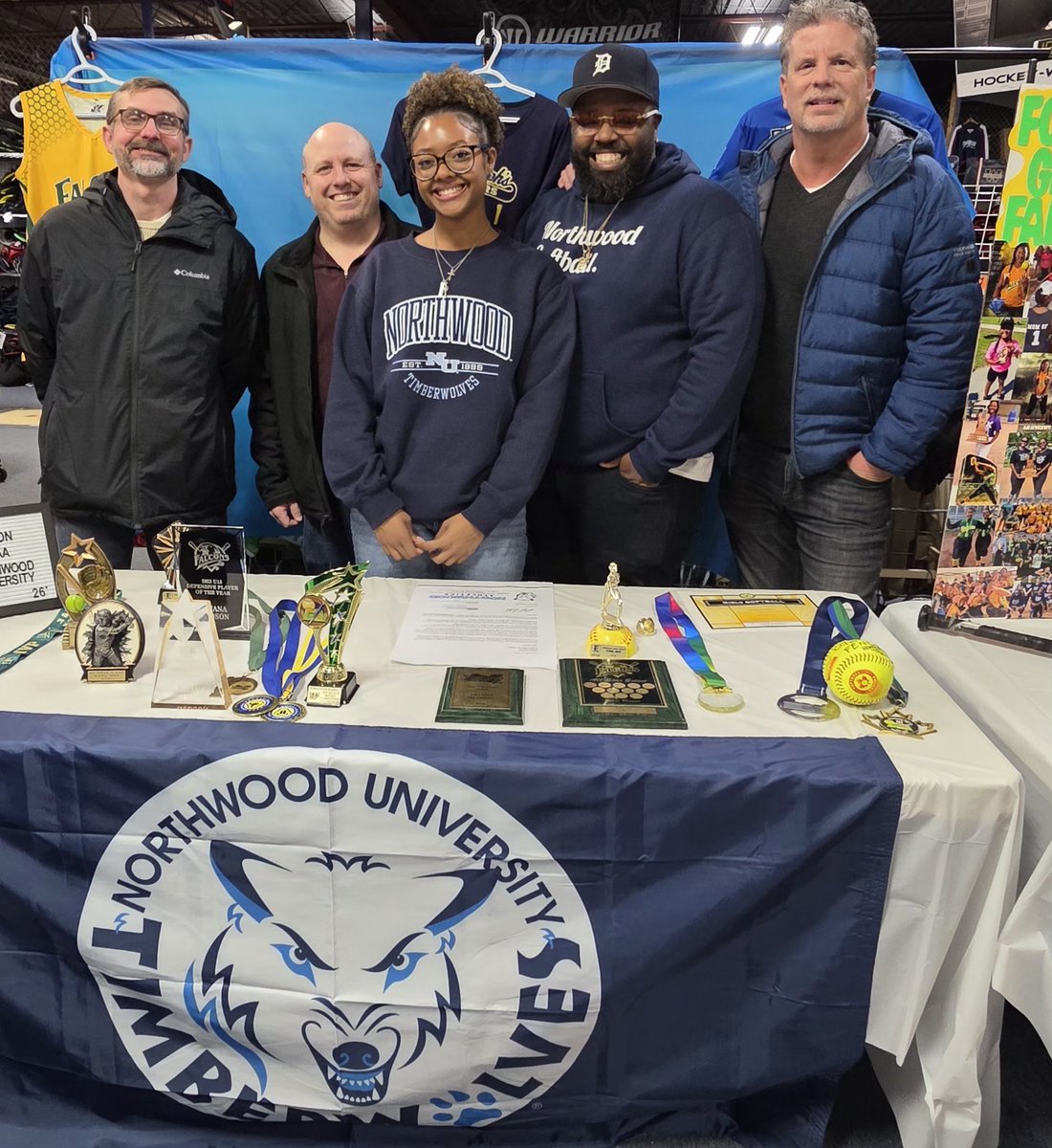 AriHudson01's tweet photo. Signing Day🥎 https://t.co/gFcTG1gbOi