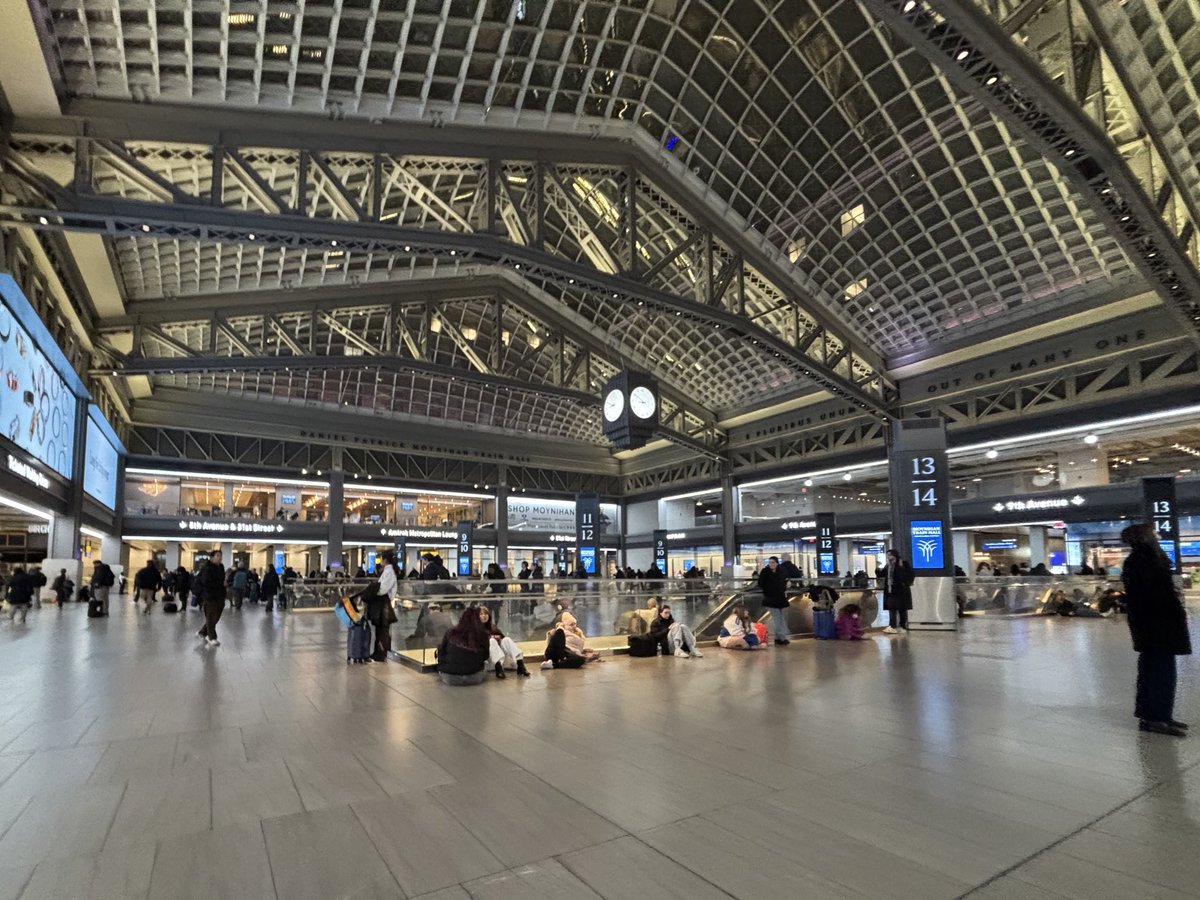 north0fnorth's tweet image. moynihan train hall needs more seating so bad. there shouldn’t be this many people hanging around on the floor in the busiest train station in the americas